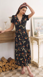 Vestido largo negro de manga corta con estampado floral y cuello en V