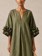 Vestido midi verde oliva con escote en V y llamativos puños florales.