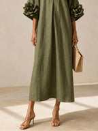 Vestido midi verde oliva con escote en V y llamativos puños florales.