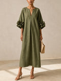 Vestido midi verde oliva con escote en V y llamativos puños florales.