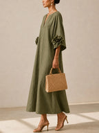 Vestido midi verde oliva con escote en V y llamativos puños florales.