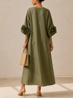 Vestido midi verde oliva con escote en V y llamativos puños florales.