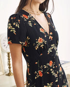 Vestido largo negro de manga corta con estampado floral y cuello en V