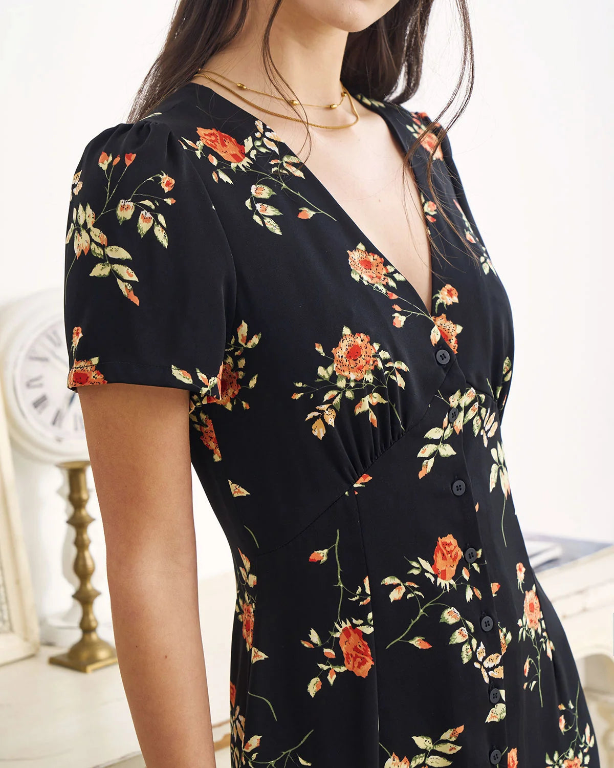 Vestido largo negro de manga corta con estampado floral y cuello en V