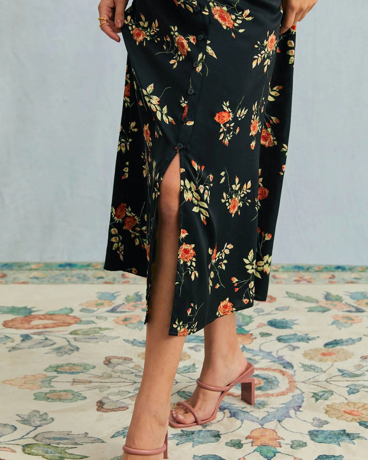 Vestido largo negro de manga corta con estampado floral y cuello en V