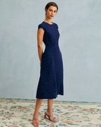 Vestido midi con corte de lunares y cuello redondo azul marino