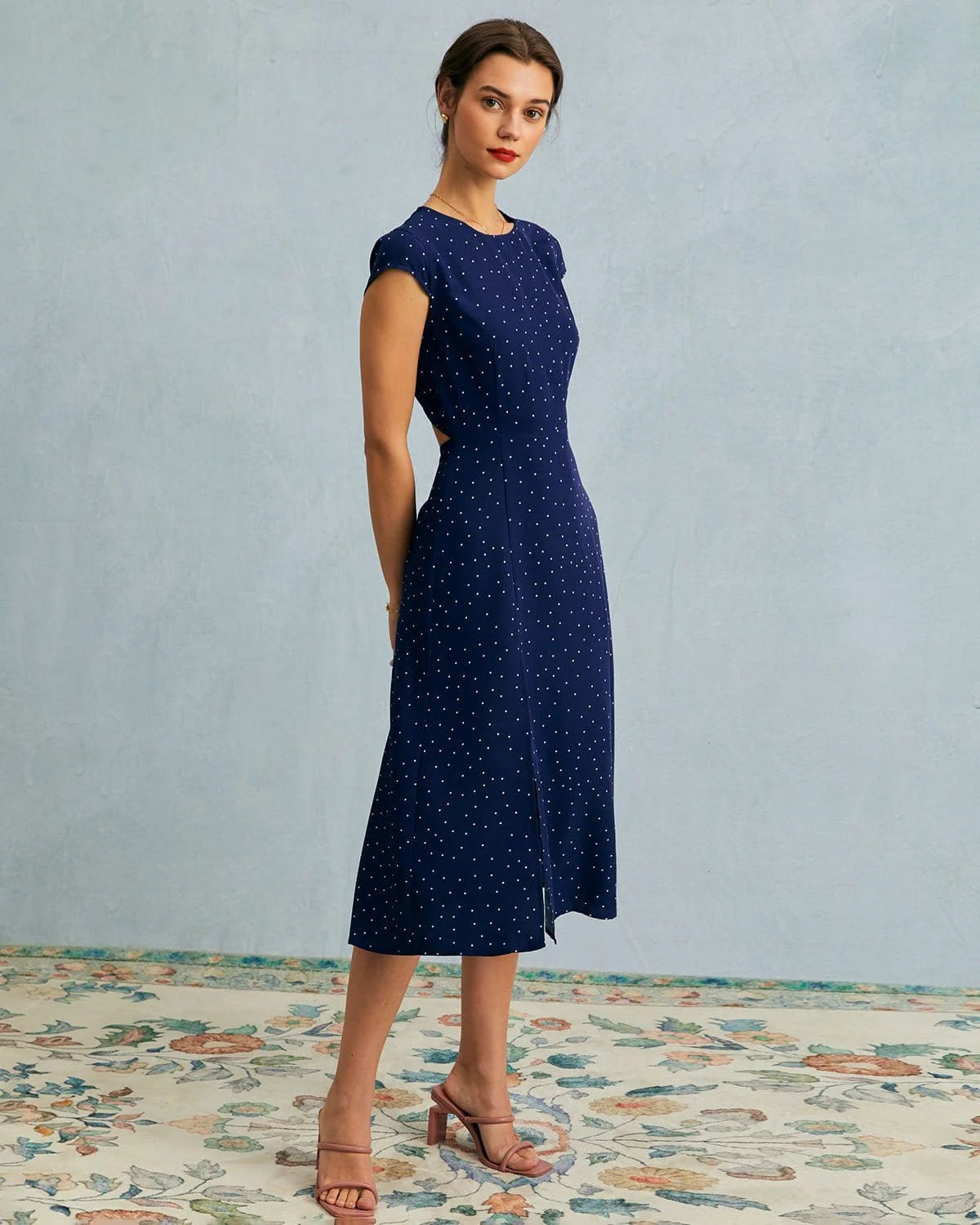 Vestido midi con corte de lunares y cuello redondo azul marino