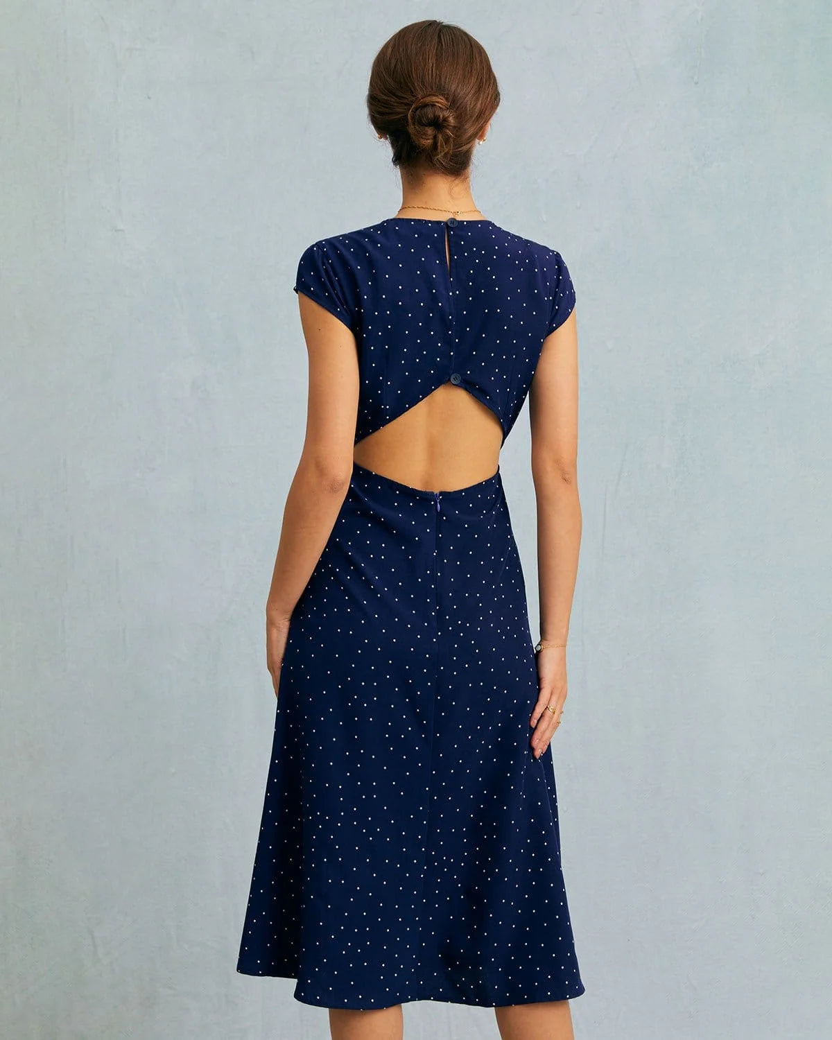 Vestido midi con corte de lunares y cuello redondo azul marino