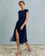 Vestido midi con corte de lunares y cuello redondo azul marino