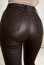 Jeans ajustados elásticos de piel sintética marrón Ultimate Destiny