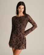 Minivestido de malla floral con cuello de barco de café