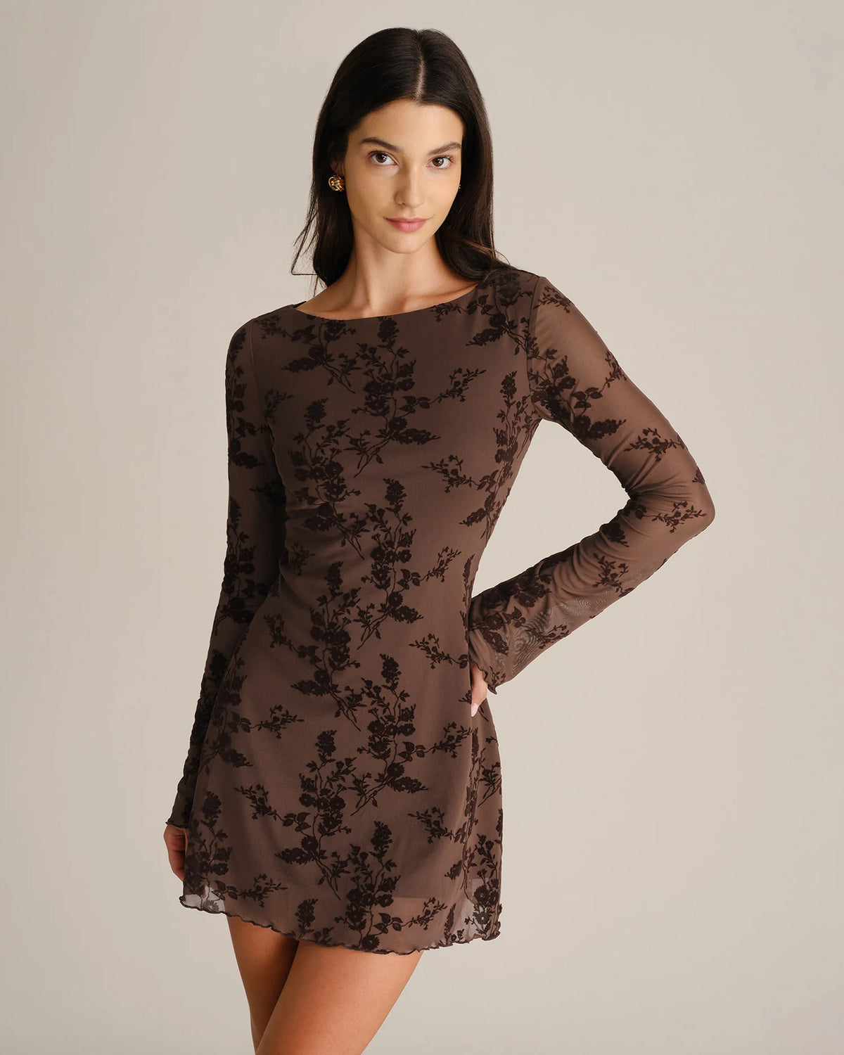 Minivestido de malla floral con cuello de barco de café