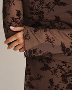 Minivestido de malla floral con cuello de barco de café