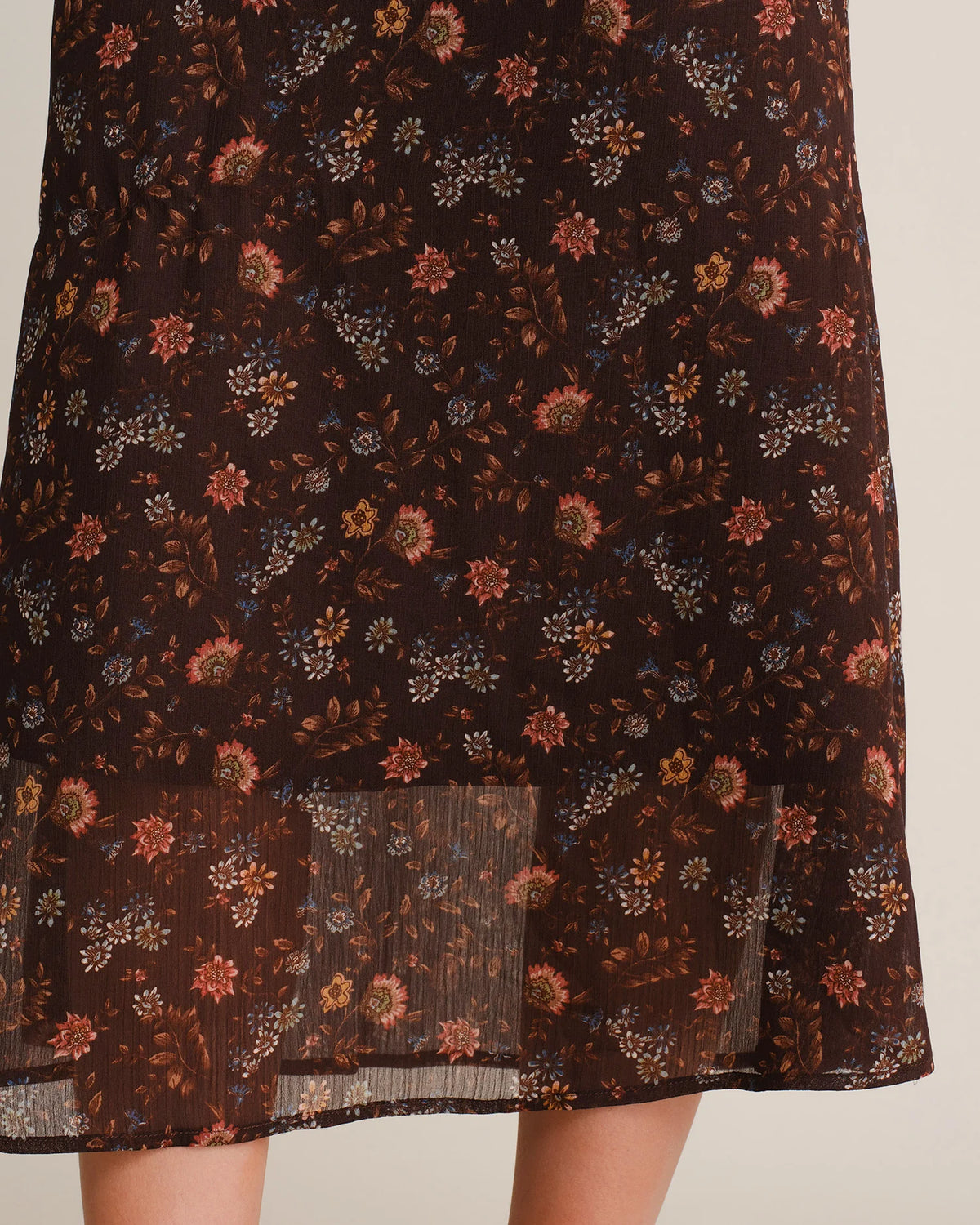 Vestido largo con hombros descubiertos y gasa con estampado floral