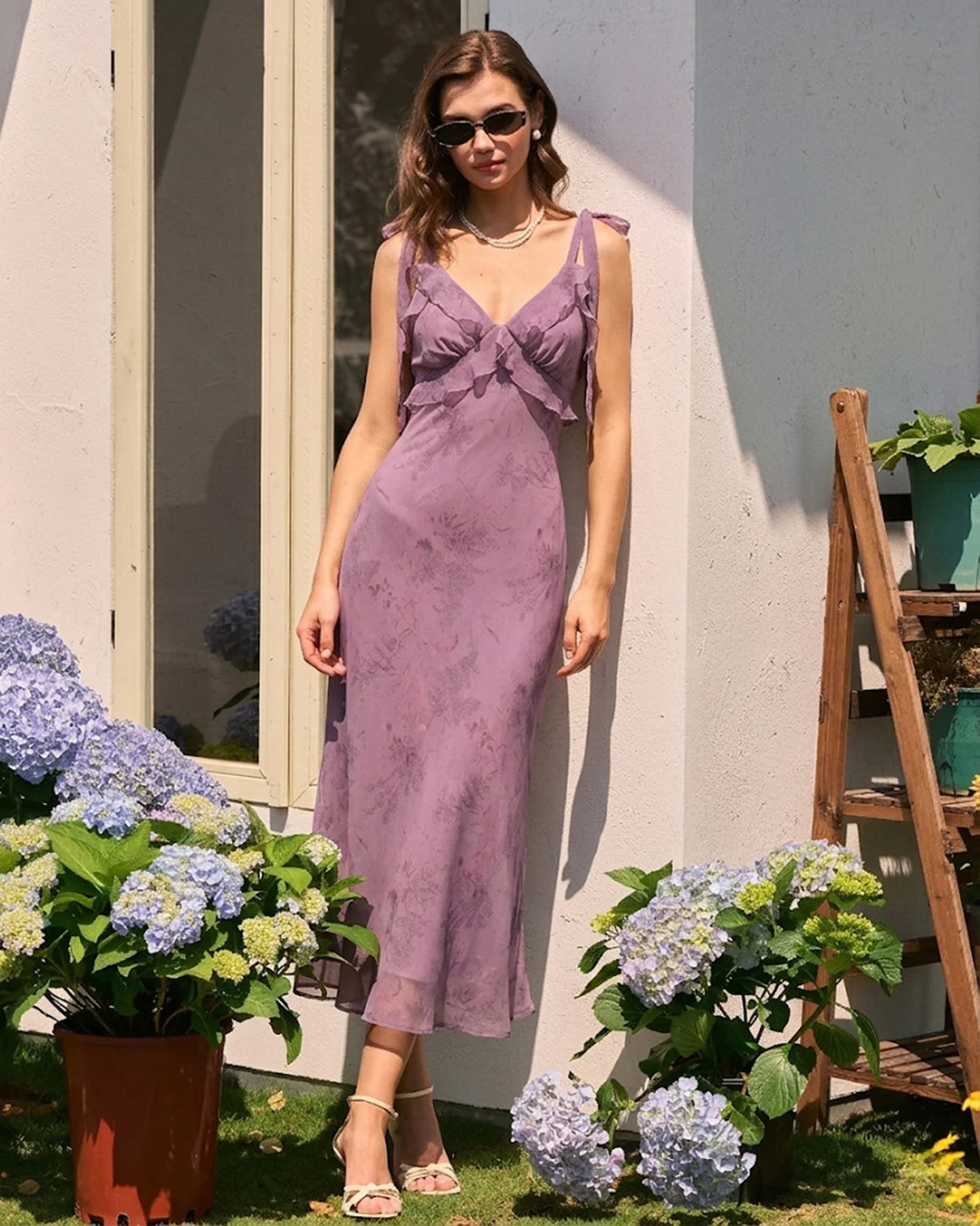 Vestido midi con tirantes florales morados